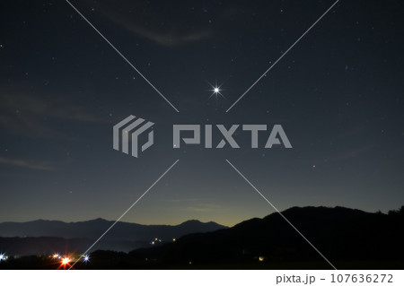 北杜市白州町、未明の空に昇るひときわ輝く明けの明星 107636272