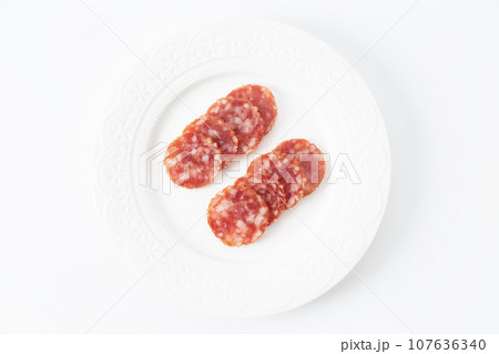 サラミソーセージ　白バック 107636340