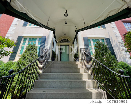 アメリカの迎賓館・ブレアハウスの入り口　ワイド 107636991