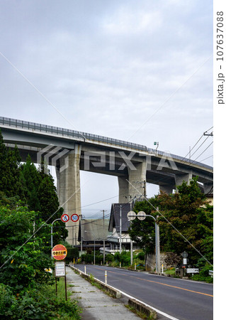 巨大な高速道路の橋脚 107637088