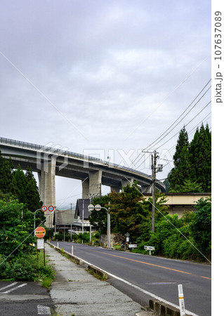 巨大な高速道路の橋脚 巨大な高速道路の橋脚 107637089