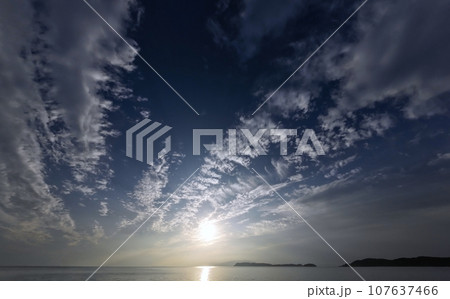 雲が放射状に広がった夕方の空・秋・超広角・空主体・231001pm 107637466