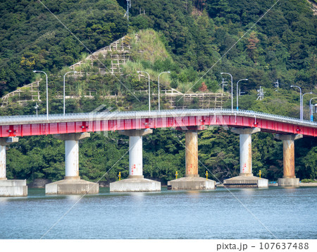 青戸の大橋(国道27号と大島半島の犬見崎を結ぶ橋)と小浜湾。福井県大飯郡おおい町。 青戸の大橋(国道27号と大島半島の犬見崎を結ぶ橋)と小浜湾。福井県大飯郡おおい町。 107637488