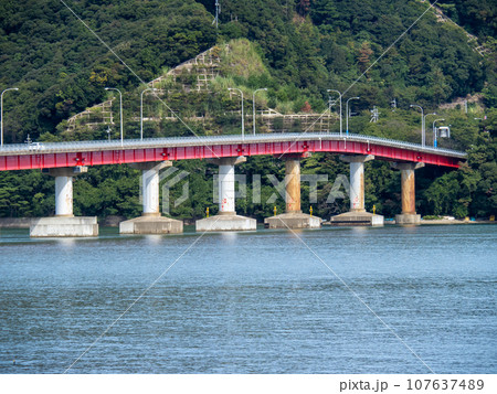 青戸の大橋(国道27号と大島半島の犬見崎を結ぶ橋)と小浜湾。福井県大飯郡おおい町。 青戸の大橋(国道27号と大島半島の犬見崎を結ぶ橋)と小浜湾。福井県大飯郡おおい町。 107637489