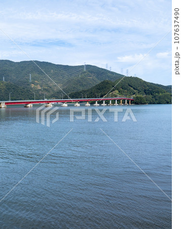青戸の大橋(国道27号と大島半島の犬見崎を結ぶ橋)と小浜湾。福井県大飯郡おおい町。(縦構図) 107637490
