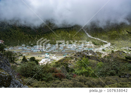 ネパール エベレスト街道の村 クムジュンの風景 ネパール エベレスト街道の村 クムジュンの風景 107638042
