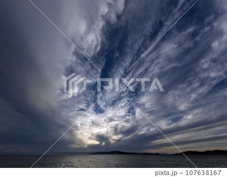 多様な雲が現れた夕方の空・秋・超広角・空主体・230923pm 107638167