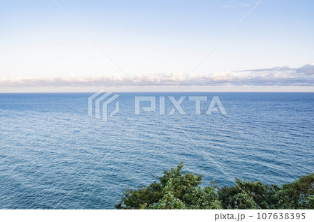 早朝の日本海 107638395