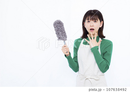 ハンディーモップを持ちおどろく30代の主婦 107638492