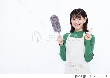 白い背景の前でハンディーモップを持っている30代の主婦 白い背景の前でハンディーモップを持っている30代の主婦 107638501