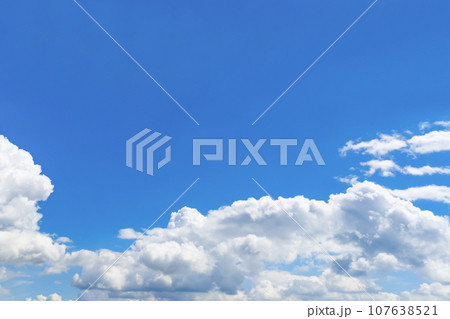 夏の青空と積乱雲 107638521