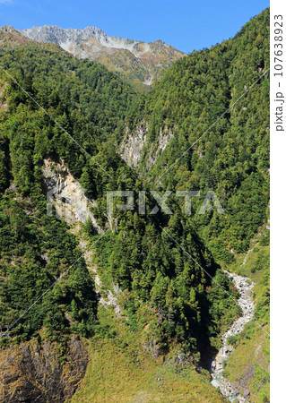 黒部ダムから望む立山連峰 107638923