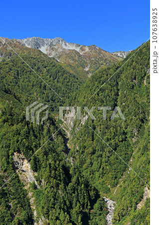 黒部ダムから望む立山連峰 107638925