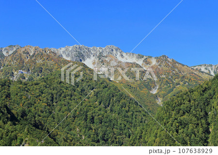 黒部ダムから望む立山連峰 107638929