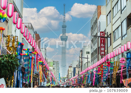 「東京都」夏の浅草かっぱ橋本通りの風景 下町七夕まつり 「東京都」夏の浅草かっぱ橋本通りの風景 下町七夕まつり 107639009