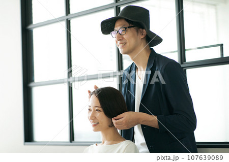 ヘアサロンの美容師と客 107639089