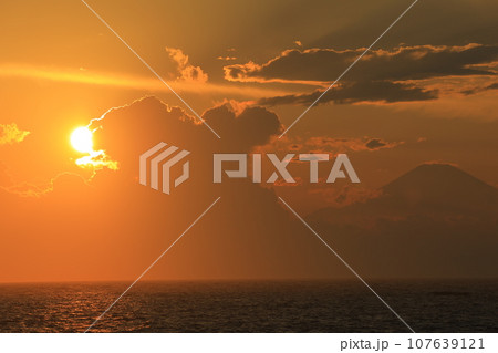 海に沈む夕日 107639121