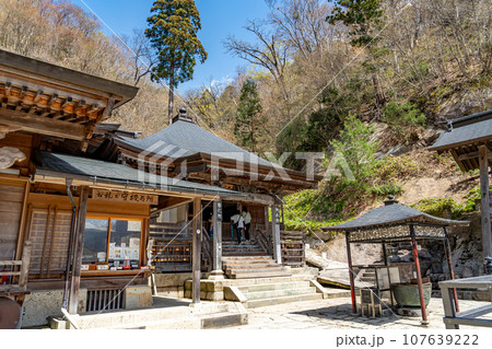 山形県山形市　山寺と通称される立石寺の山頂の奥之院とお札お守授与所 107639222