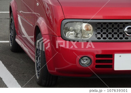 自動車イメージ　日産2代目キューブのフロントマスク 107639301