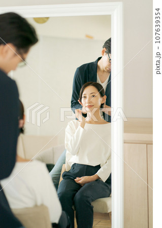 ヘアサロンの美容師と客 ヘアサロンの美容師と客 107639354
