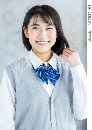 笑顔の女子高生 107639401
