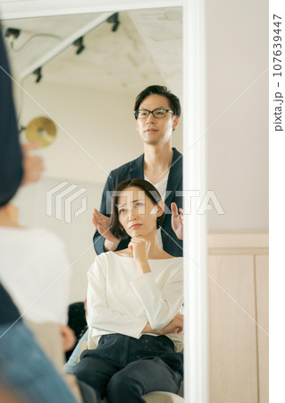 ヘアサロンの美容師と客 107639447