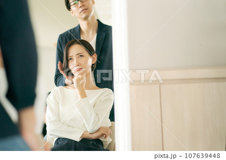 ヘアサロンの美容師と客 107639448