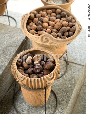 復元された縄文土器に入れた木の実 107639562