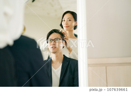 美容師と男性客のポートレート 107639661