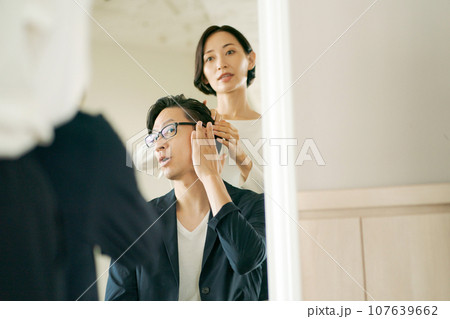 美容師と男性客のポートレート 美容師と男性客のポートレート 107639662