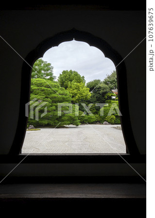 京都・建仁寺 花頭窓から観る方丈前庭「大雄苑」 京都・建仁寺 花頭窓から観る方丈前庭「大雄苑」 107639675