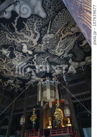 建仁寺の法堂に描かれたダイナミックな双龍図 107639677