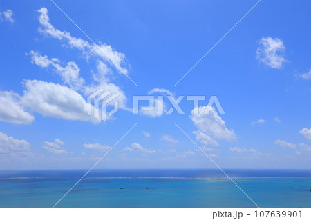 沖縄の青い海と空 107639901