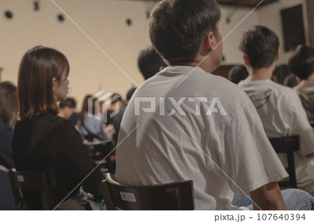 講堂に集まる人の背中 聴衆 講堂に集まる人の背中 聴衆 107640394