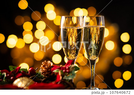 シャンパンでクリスマスを祝う シャンパンでクリスマスを祝う 107640672