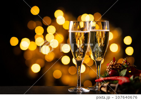 シャンパンでクリスマスを祝う シャンパンでクリスマスを祝う 107640676