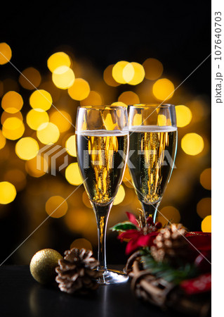 シャンパンでクリスマスを祝う シャンパンでクリスマスを祝う 107640703