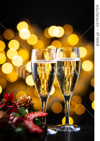 シャンパンでクリスマスを祝う 107640704