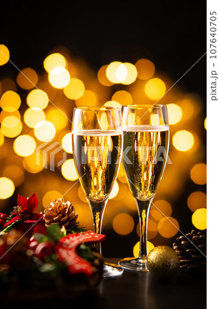 シャンパンでクリスマスを祝う 107640705