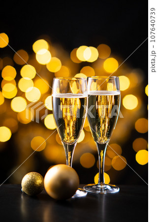 シャンパンでクリスマスを祝う 107640739