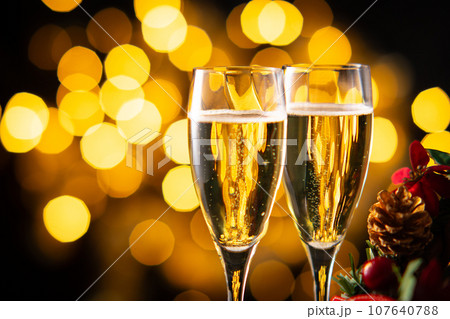 シャンパンでクリスマスを祝う シャンパンでクリスマスを祝う 107640788
