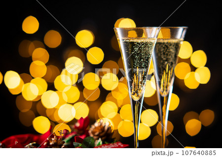 シャンパンでクリスマスを祝う 107640885