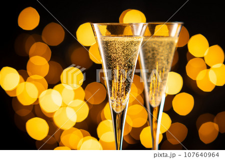 シャンパンでクリスマスを祝う 107640964