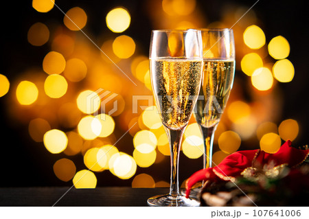 シャンパンでクリスマスを祝う シャンパンでクリスマスを祝う 107641006