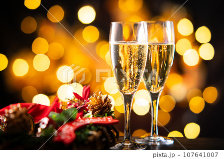 シャンパンでクリスマスを祝う 107641007