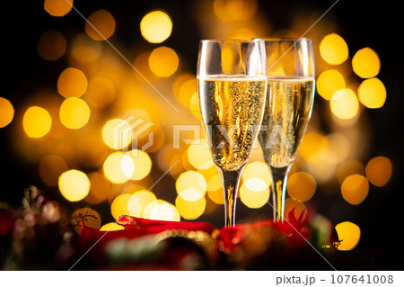 シャンパンでクリスマスを祝う 107641008