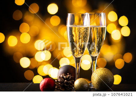 シャンパンでクリスマスを祝う 107641021