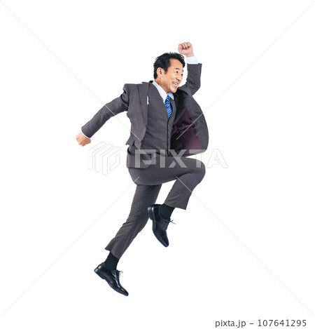 ジャンプする中年ビジネスマン　切り抜き背景透過PNG 107641295