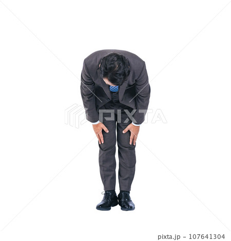 お辞儀する中年ビジネスマン　切り抜き背景透過PNG 107641304