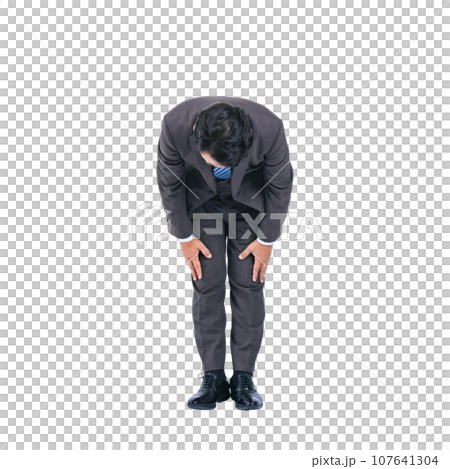 お辞儀する中年ビジネスマン　切り抜き背景透過PNG 107641304
